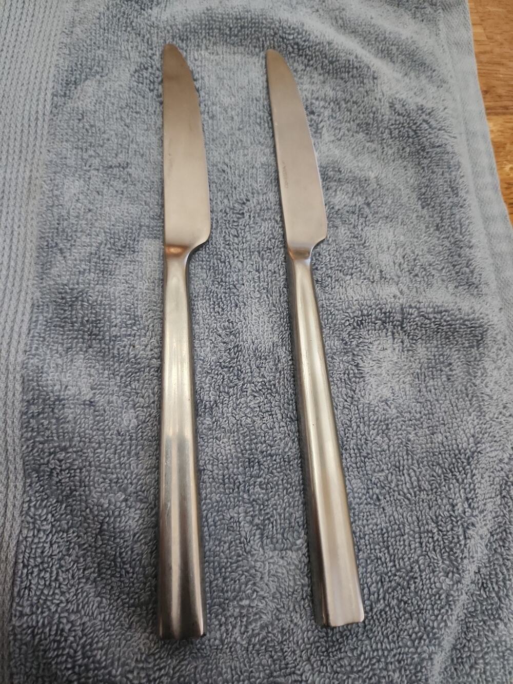 Set of 2 Oneida Dinner Knives Stainless Flatware Satin